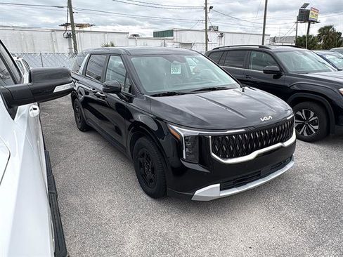 Used 2025 Kia Carnival image 2