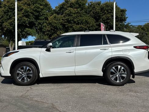 Used 2023 Toyota Highlander XLE FWD image 6