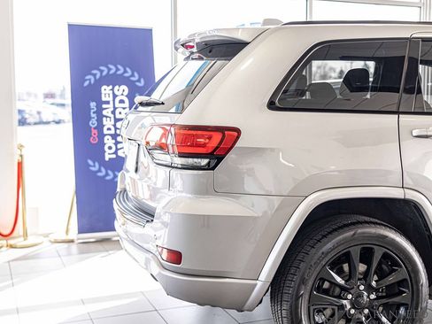 Used 2018 Jeep Grand Cherokee Altitude image 12