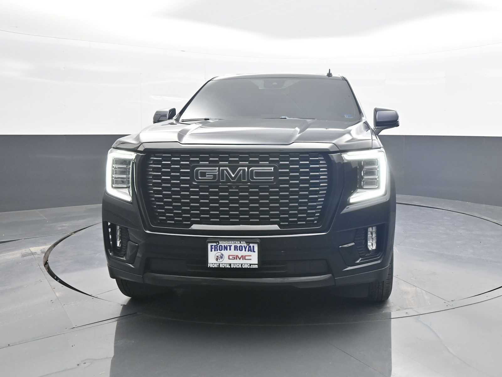 Used 2024 GMC Yukon XL SLT w/ SLT Luxury Package AWD/4WD image 3