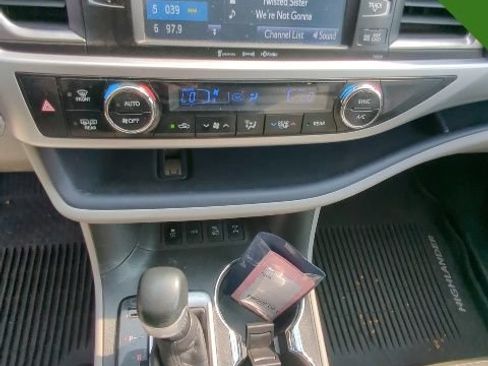 Used 2016 Toyota Highlander XLE AWD/4WD image 12