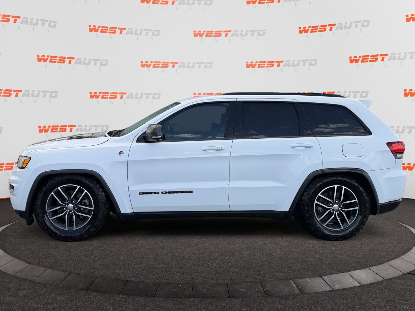 Used 2018 Jeep Grand Cherokee Trailhawk AWD/4WD image 2