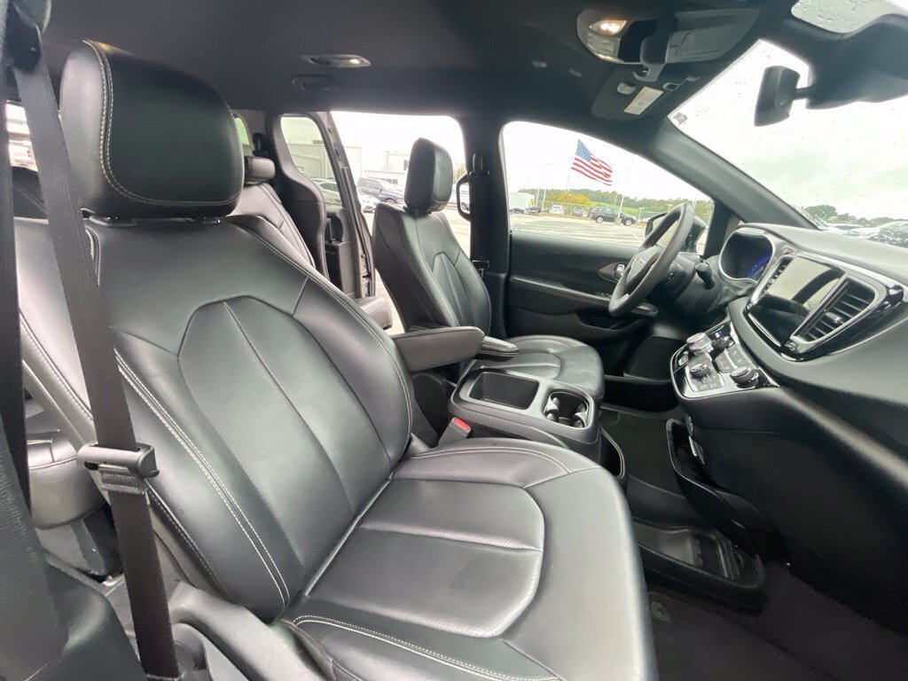 Used 2025 Chrysler Pacifica Select FWD image 10