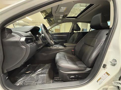 Used 2024 Nissan Altima 2.5 SR w/ SR Premium Package AWD/4WD image 16