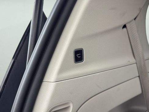 Used 2023 Chrysler Pacifica Touring-L FWD image 19