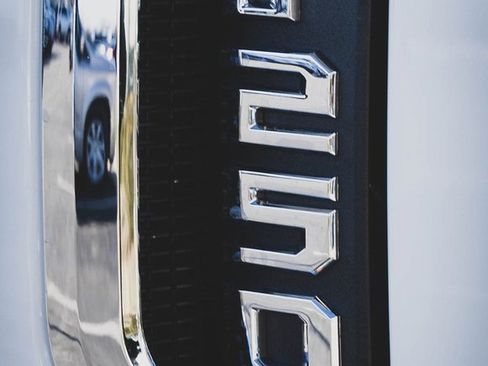 Used 2017 Ford F250 XLT w/ XLT Premium Package image 6