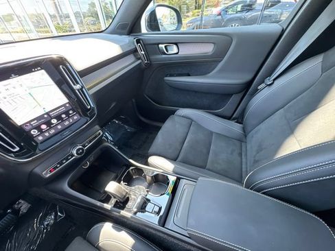 Certified 2025 Volvo XC40 B5 Plus AWD/4WD image 22