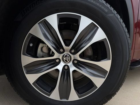 Used 2020 Toyota Highlander XLE FWD image 9
