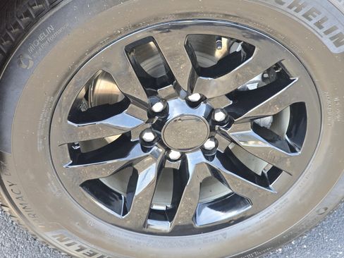 Used 2024 Chevrolet Suburban LT image 3