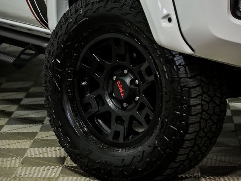 Used 2019 Toyota Tacoma SR5 AWD/4WD image 3