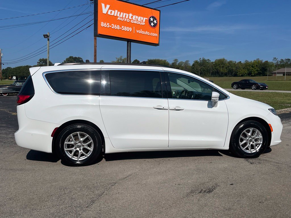 Used 2022 Chrysler Pacifica Touring-L w/ Uconnect Theater Family Group FWD image 12