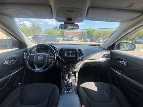 Used 2019 Jeep Cherokee Latitude w/ Cold Weather Group AWD/4WD image 17