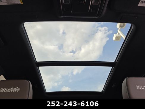 Used 2025 Chevrolet Suburban High Country AWD/4WD image 10
