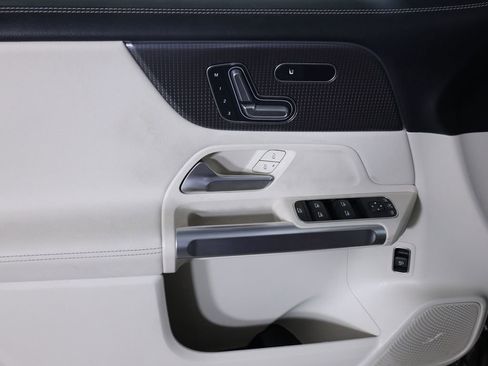 Used 2023 Mercedes-Benz EQB 300 4MATIC image 9