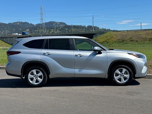 Used 2024 Toyota Highlander LE image 2