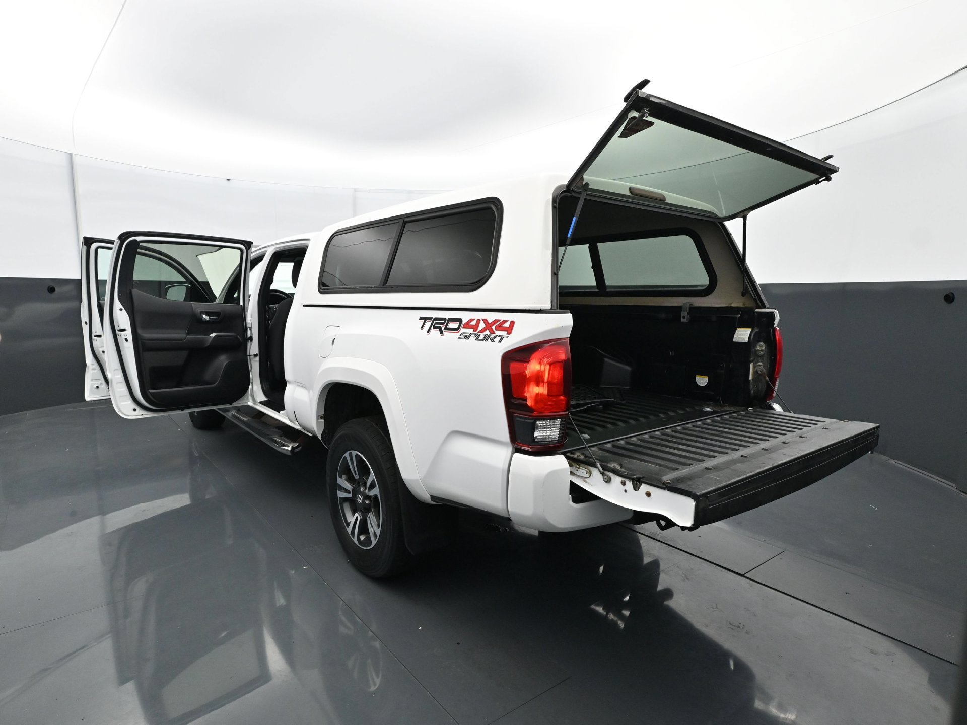 Used 2019 Toyota Tacoma TRD Sport AWD/4WD image 32