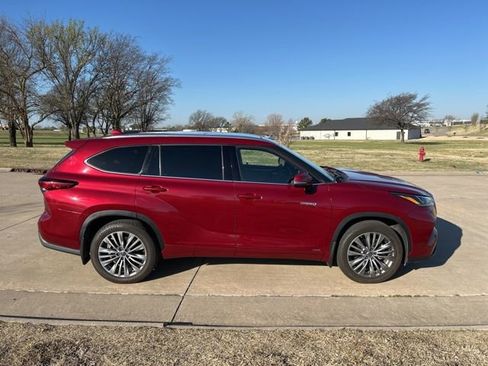Used 2021 Toyota Highlander Platinum image 2