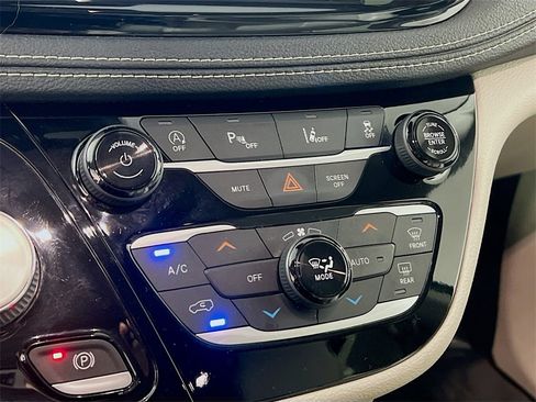 Used 2021 Chrysler Pacifica Touring-L image 15