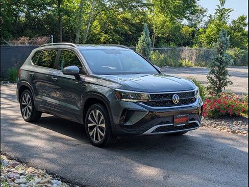 Certified 2022 Volkswagen Taos SE image 8