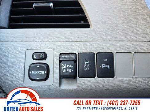 Used 2013 Toyota Sienna XLE image 24