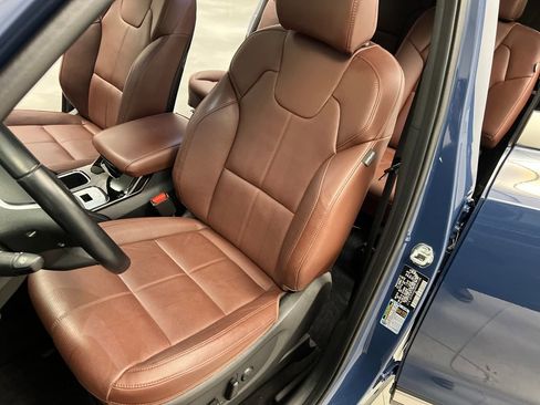 Used 2024 Kia Telluride EX w/ EX Captain's Chair Package image 11