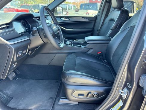 Certified 2024 Jeep Grand Cherokee Altitude AWD/4WD image 9