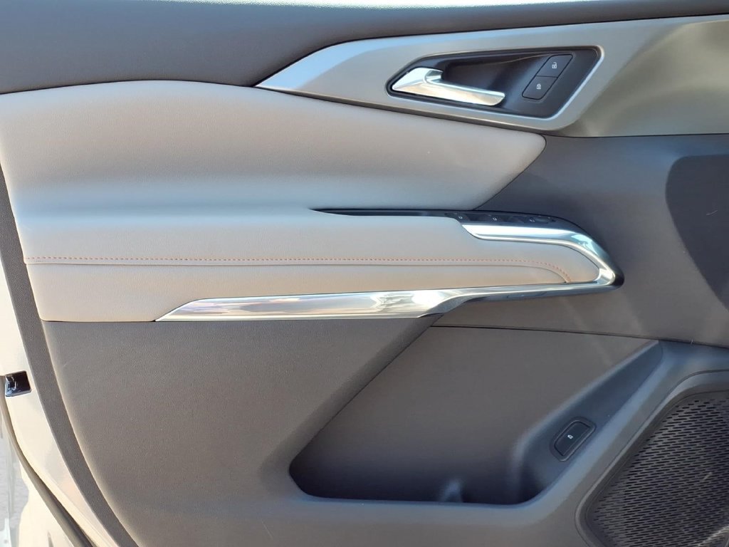 Certified 2025 Chevrolet Traverse LT FWD image 13
