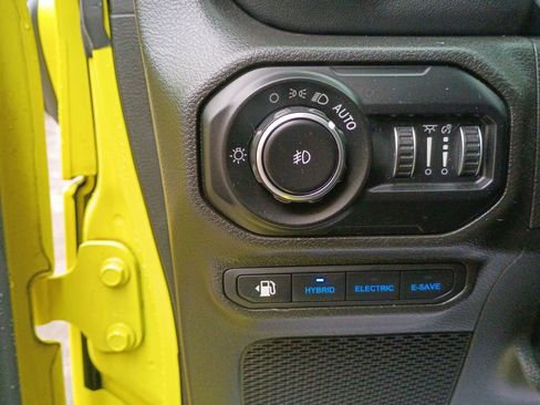 Used 2022 Jeep Wrangler Unlimited Sahara w/ Cold Weather Group image 27