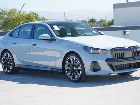 New 2026 BMW i5 eDrive40 w/ Executive Package image 3