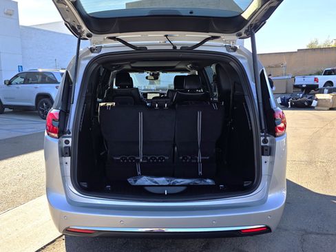 New 2026 Chrysler Pacifica Limited image 18