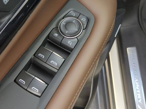 Used 2025 Chevrolet Suburban High Country image 21