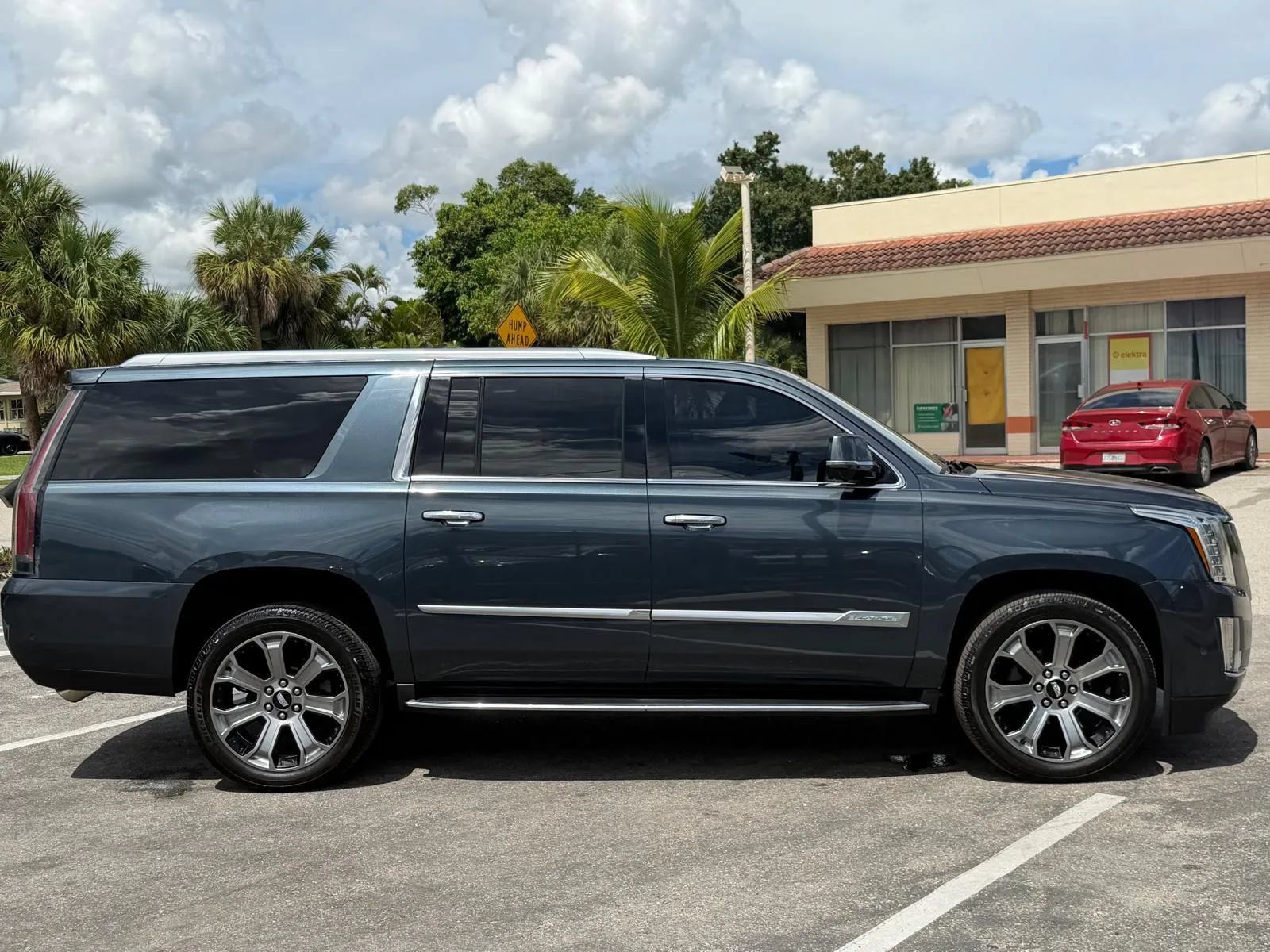 Used 2019 Cadillac Escalade ESV Luxury AWD/4WD image 4