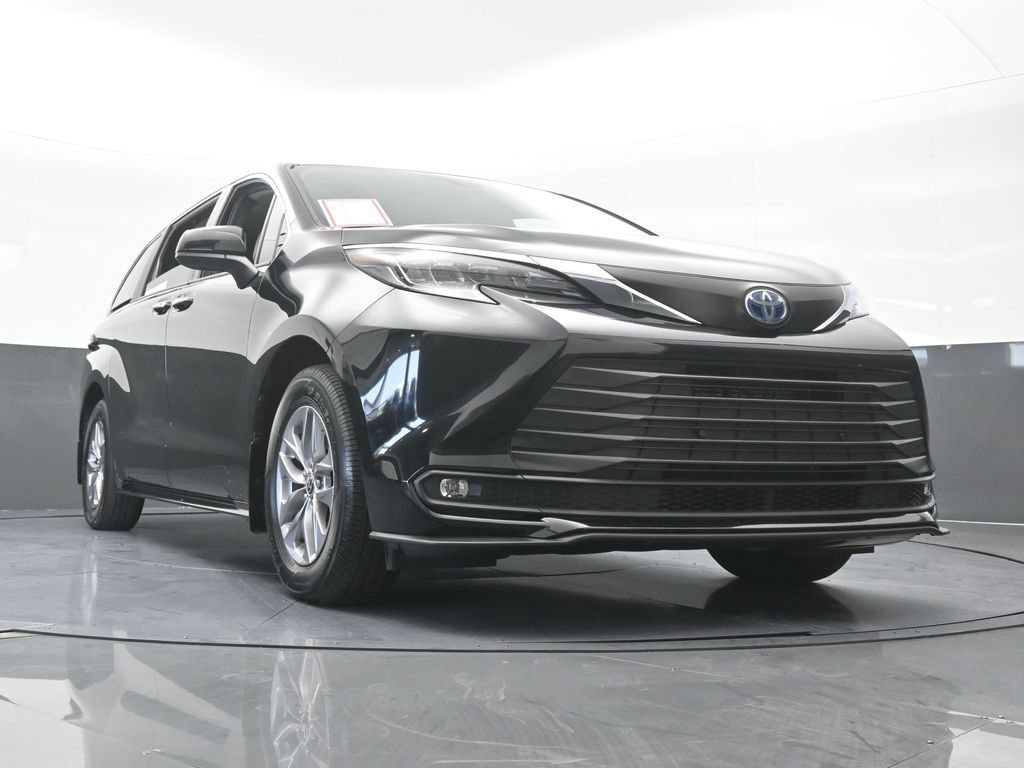 Used 2025 Toyota Sienna XLE w/ XLE Plus Package FWD image 67