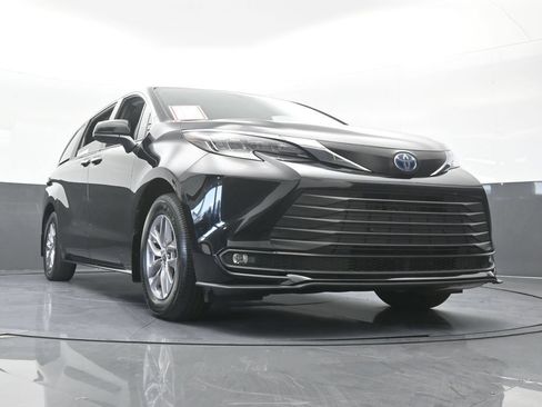 Used 2025 Toyota Sienna XLE w/ XLE Plus Package FWD image 67