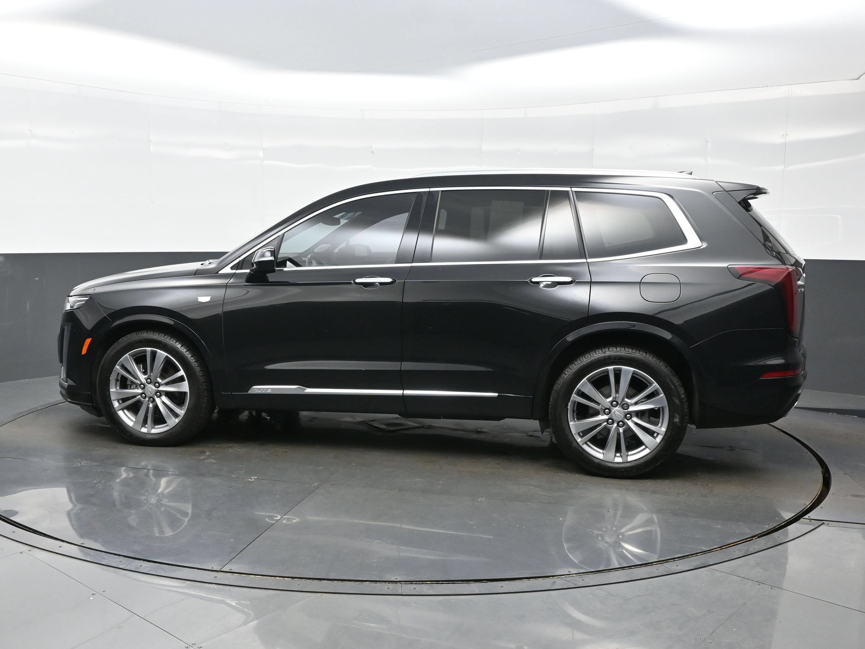 Used 2023 Cadillac XT6 Premium Luxury FWD image 3