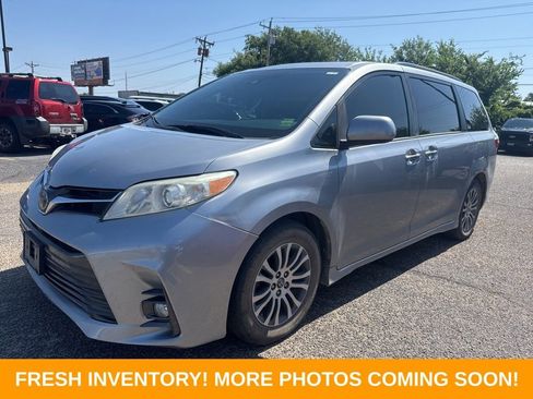 Used 2018 Toyota Sienna XLE w/ XLE Navigation Package FWD image 5