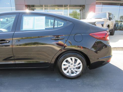 Used 2019 Hyundai Elantra SE w/ Cargo Package FWD image 4