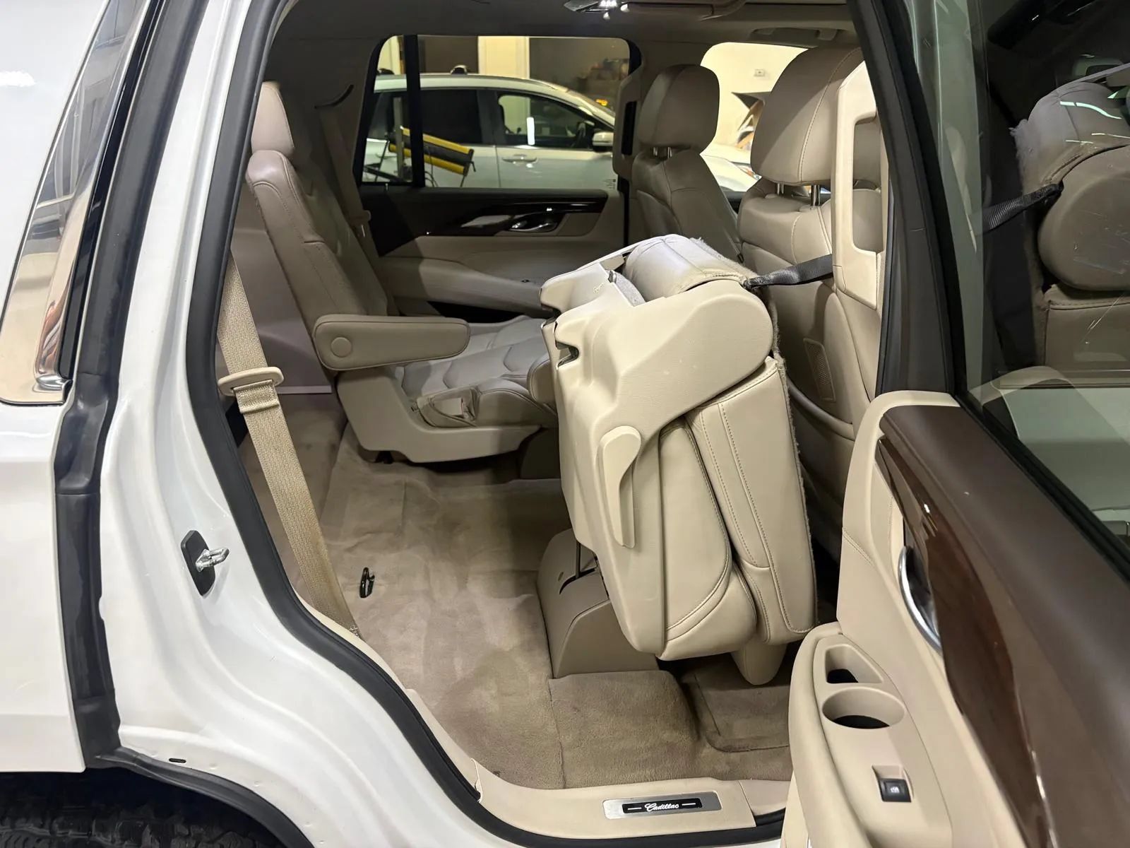 Used 2016 Cadillac Escalade Luxury AWD/4WD image 25