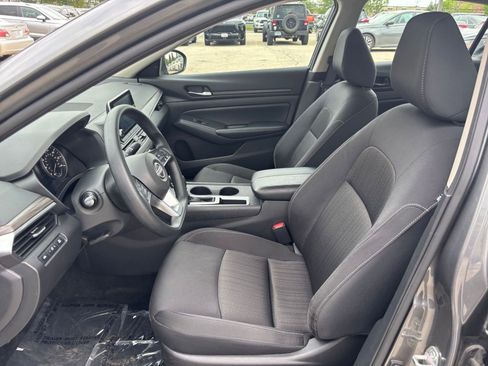 Used 2025 Nissan Altima 2.5 SV FWD image 27