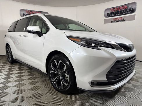 Used 2025 Toyota Sienna Platinum image 1