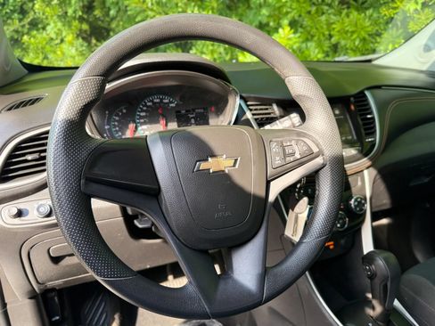 Used 2018 Chevrolet Trax LS AWD/4WD image 38