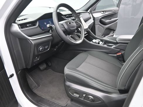 Used 2024 Jeep Grand Cherokee Laredo w/ Luxury Tech Group I AWD/4WD image 9