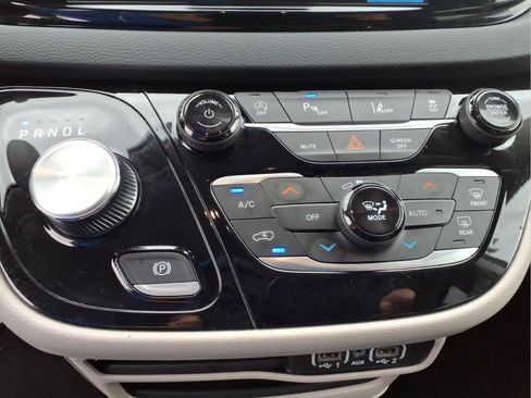 Used 2023 Chrysler Pacifica Touring-L FWD image 9