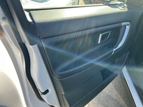 Used 2016 Land Rover Discovery Sport SE image 11