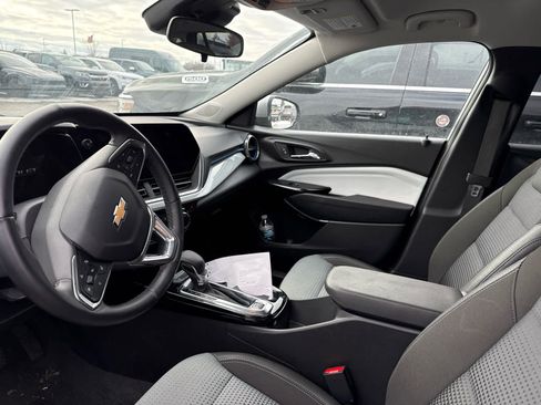 Used 2025 Chevrolet Trax LT w/ LT Convenience Package image 4