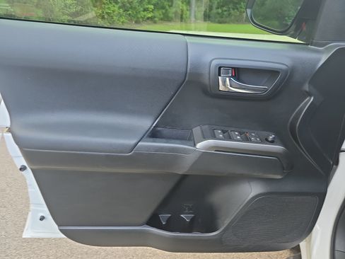 Used 2019 Toyota Tacoma TRD Off-Road w/ Technology Package AWD/4WD image 27