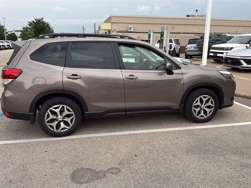 Used 2022 Subaru Forester Premium AWD/4WD image 5