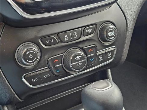 Used 2019 Jeep Cherokee Limited image 26