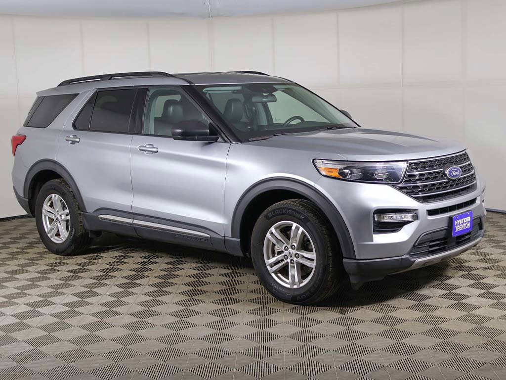 Used 2022 Ford Explorer XLT w/ Equipment Group 202A AWD/4WD image 2