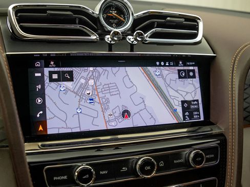 Used 2021 Bentley Bentayga AWD/4WD image 21